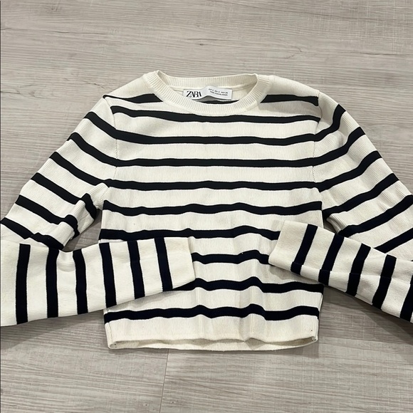 Zara Tops - Zara long sleeve Sweater